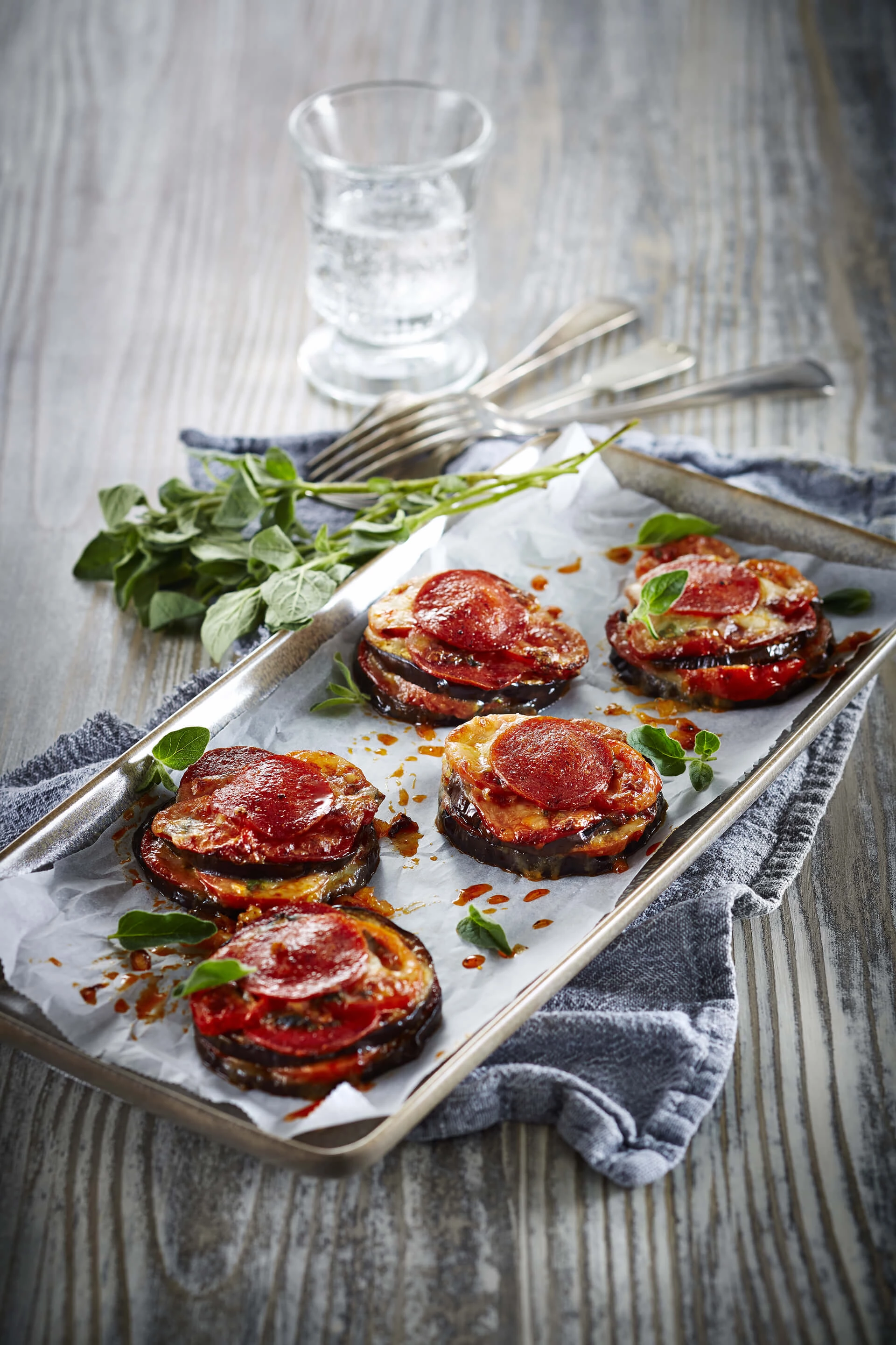 Bagt pepperoni og aubergine med mozzarella