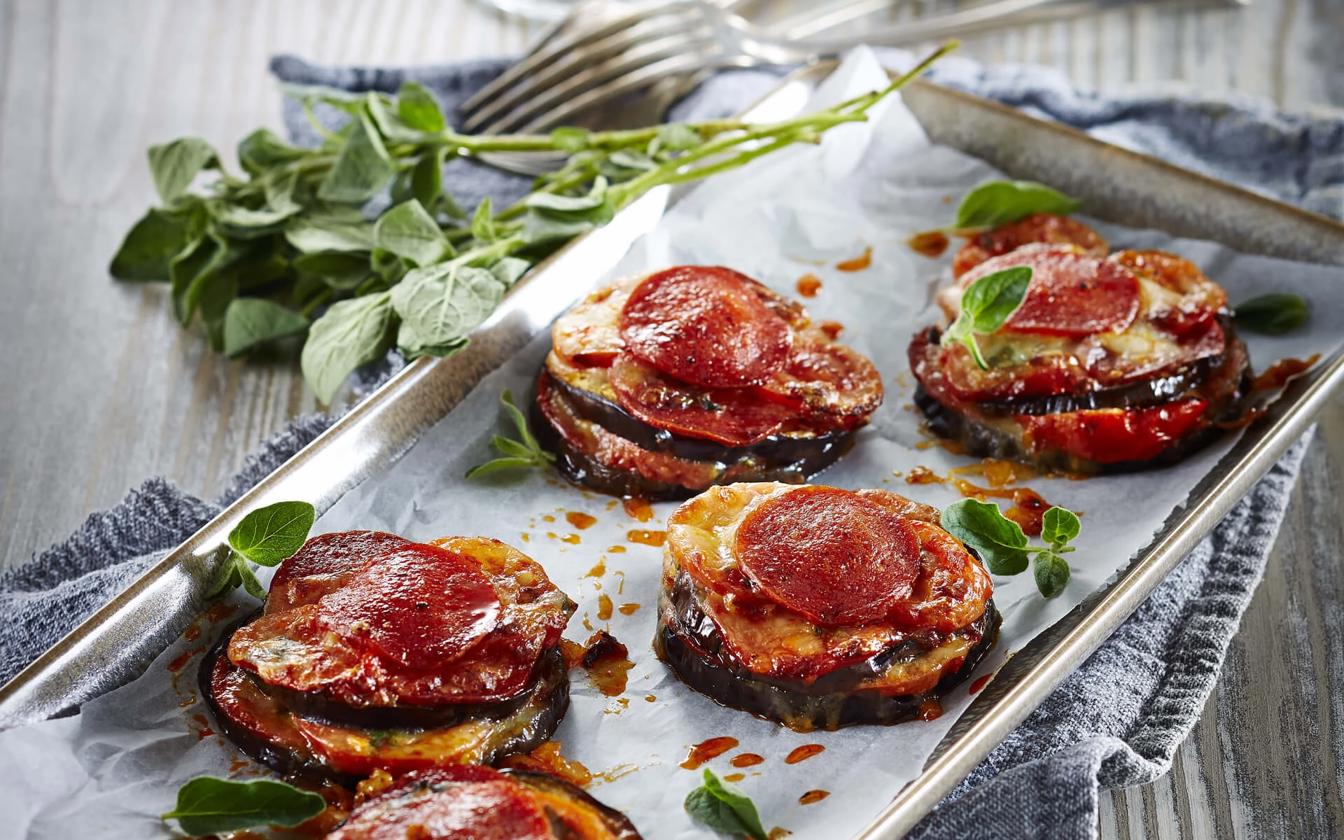 Bagt pepperoni og aubergine med mozzarella