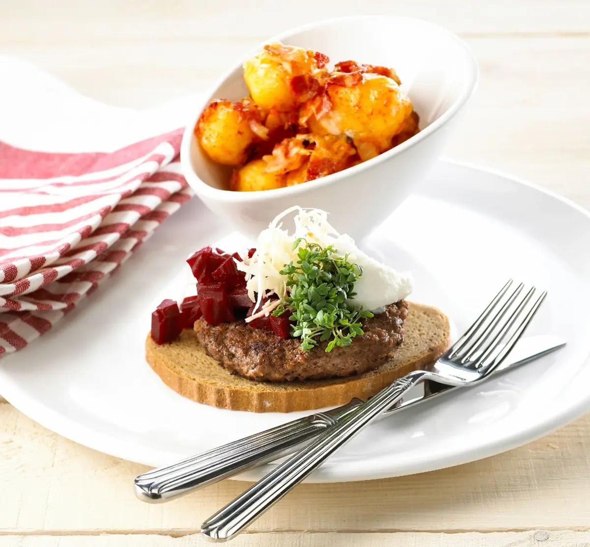 Pariserbøf med ovnbagte baconkartofler - Danish Crown Professional