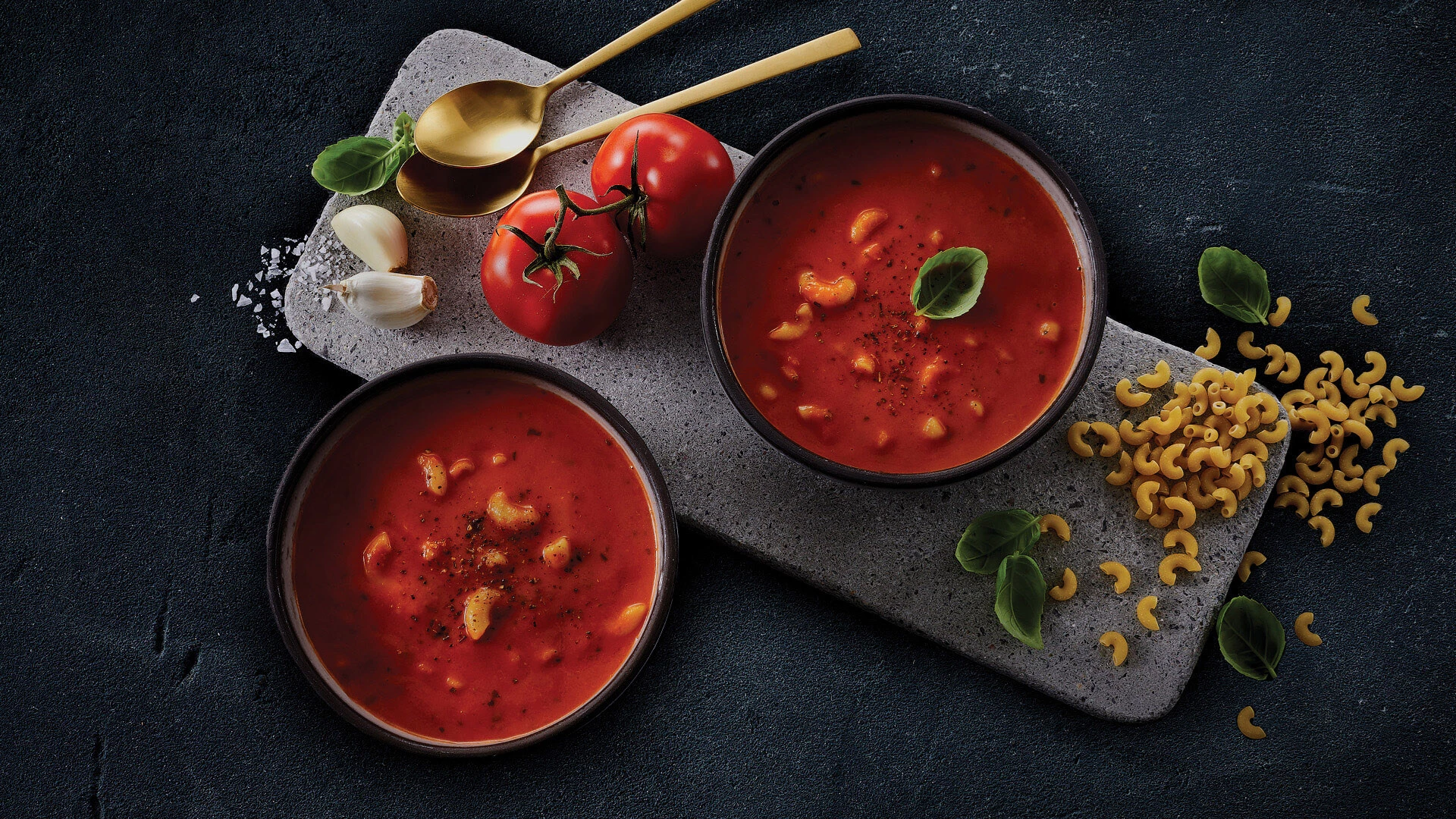 Tomatsuppe med frisk basilikum