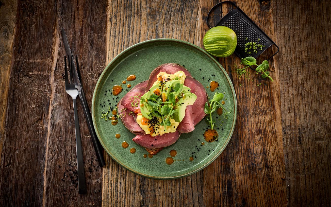 Rugbrød med roastbeef og avocado
