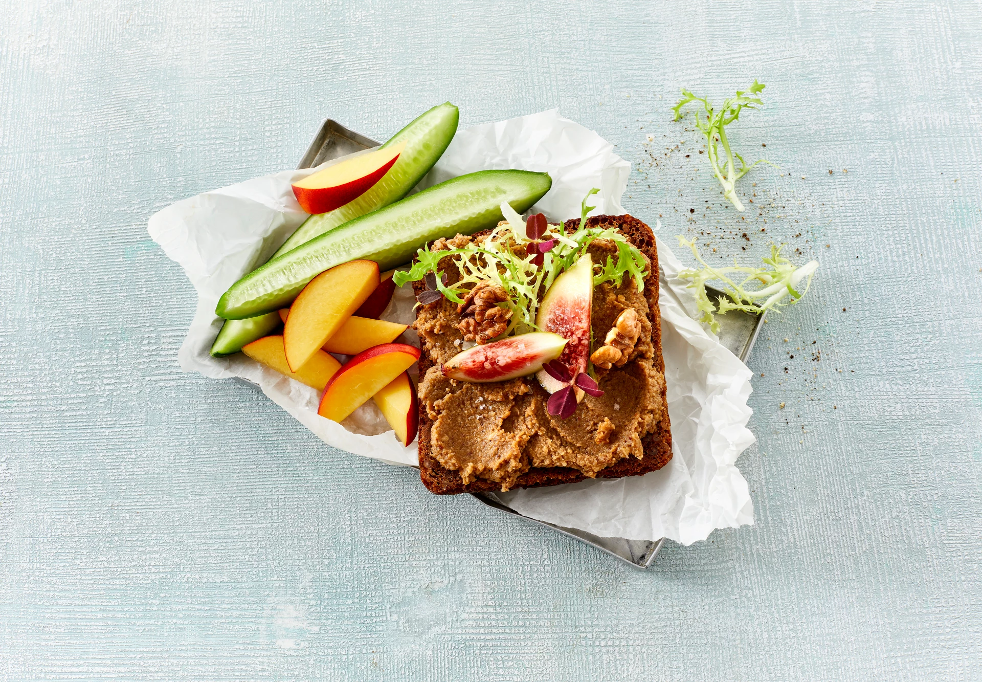 Rugbrød med Veggie Postej, figner og valnødder