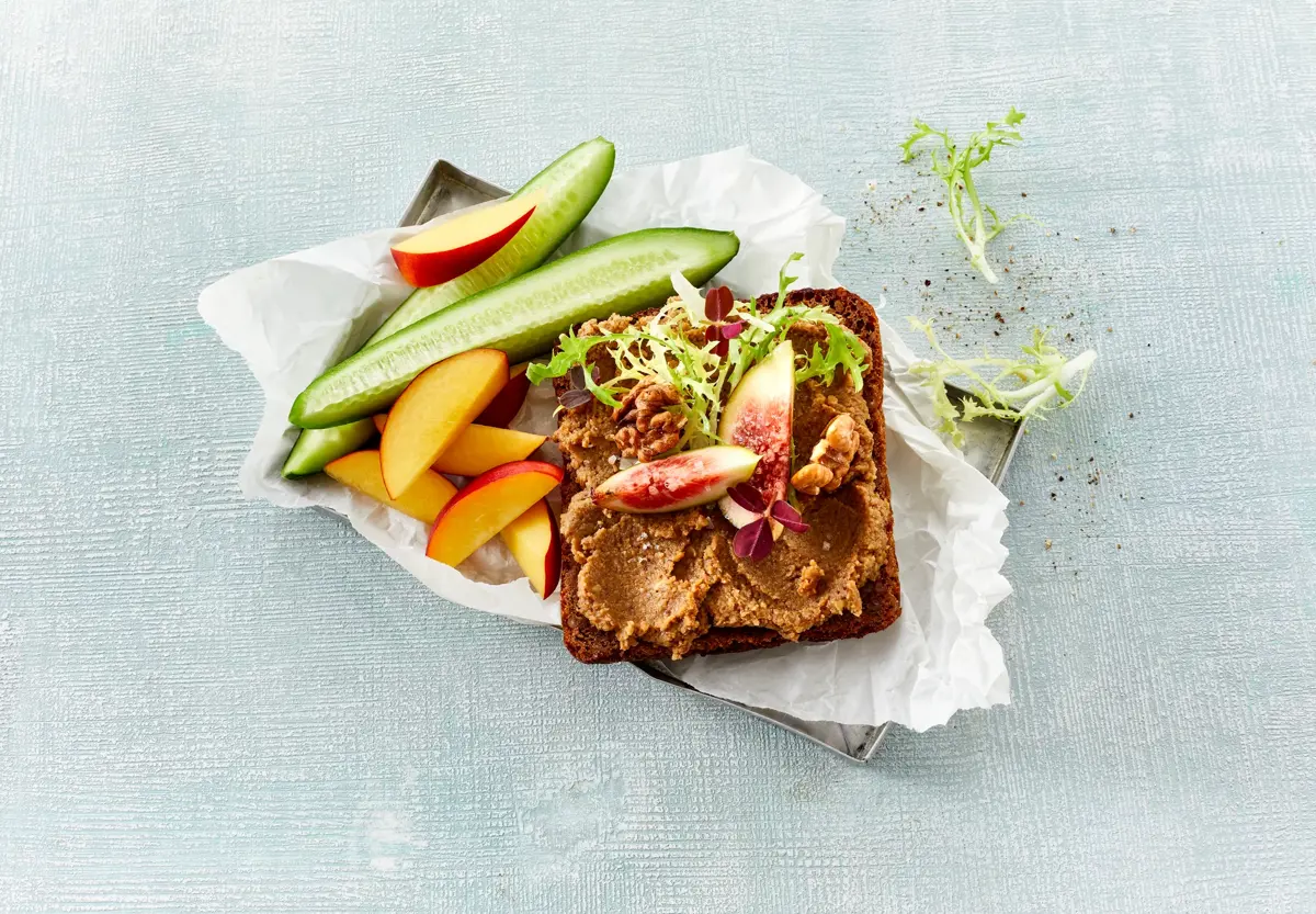 Rugbrød med postej, figner og valnødder - Danish Crown