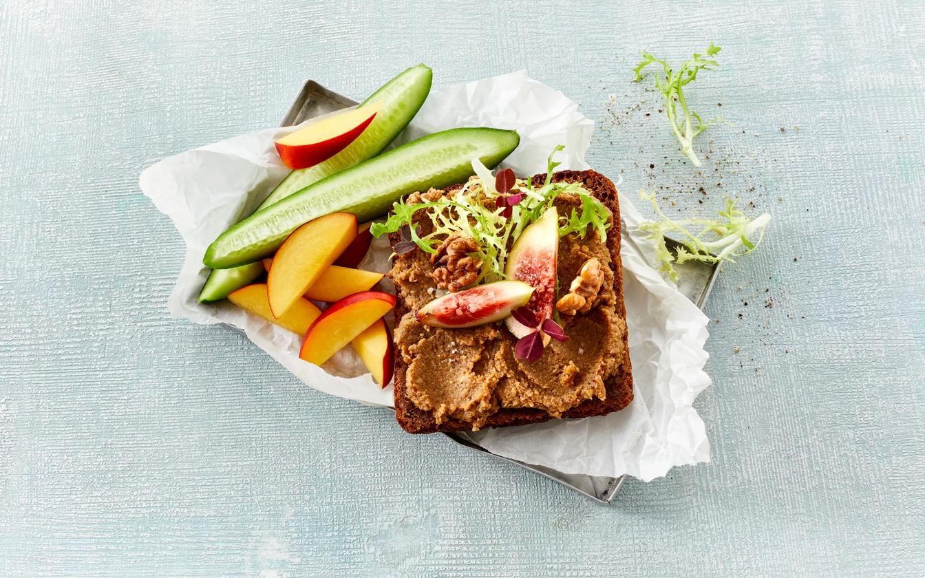 Rugbrød med Veggie Postej, figner og valnødder