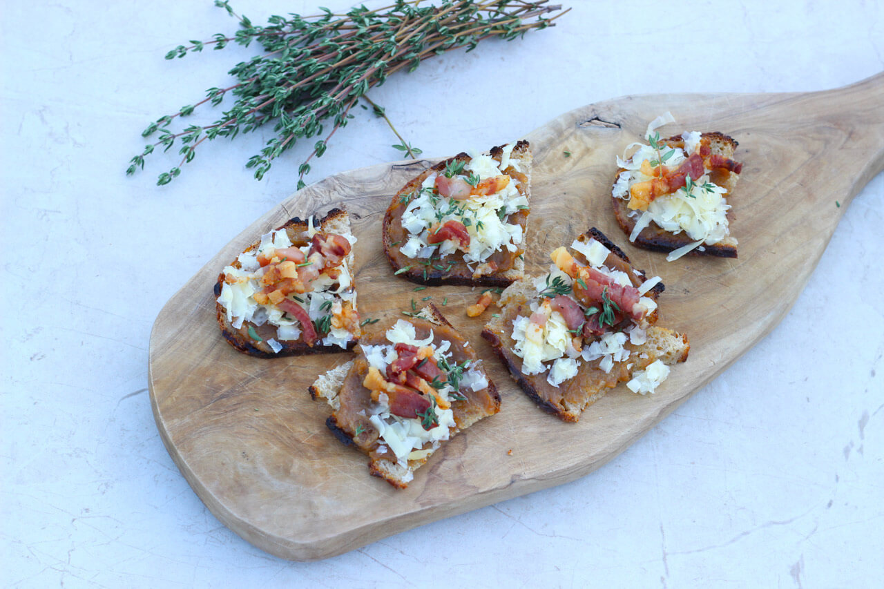 Surdejsbrød med bacon og vesterhavsost