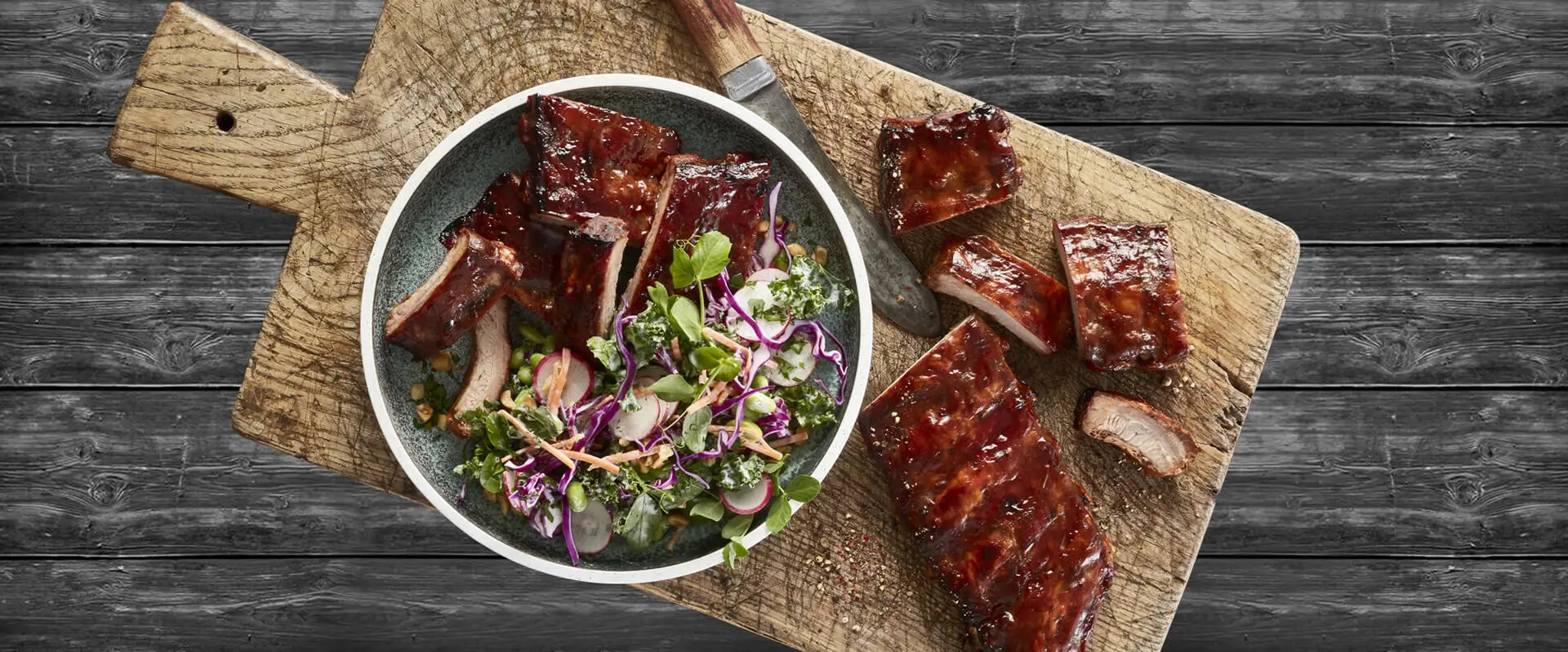 Spareribs med coleslaw og ristede peanuts