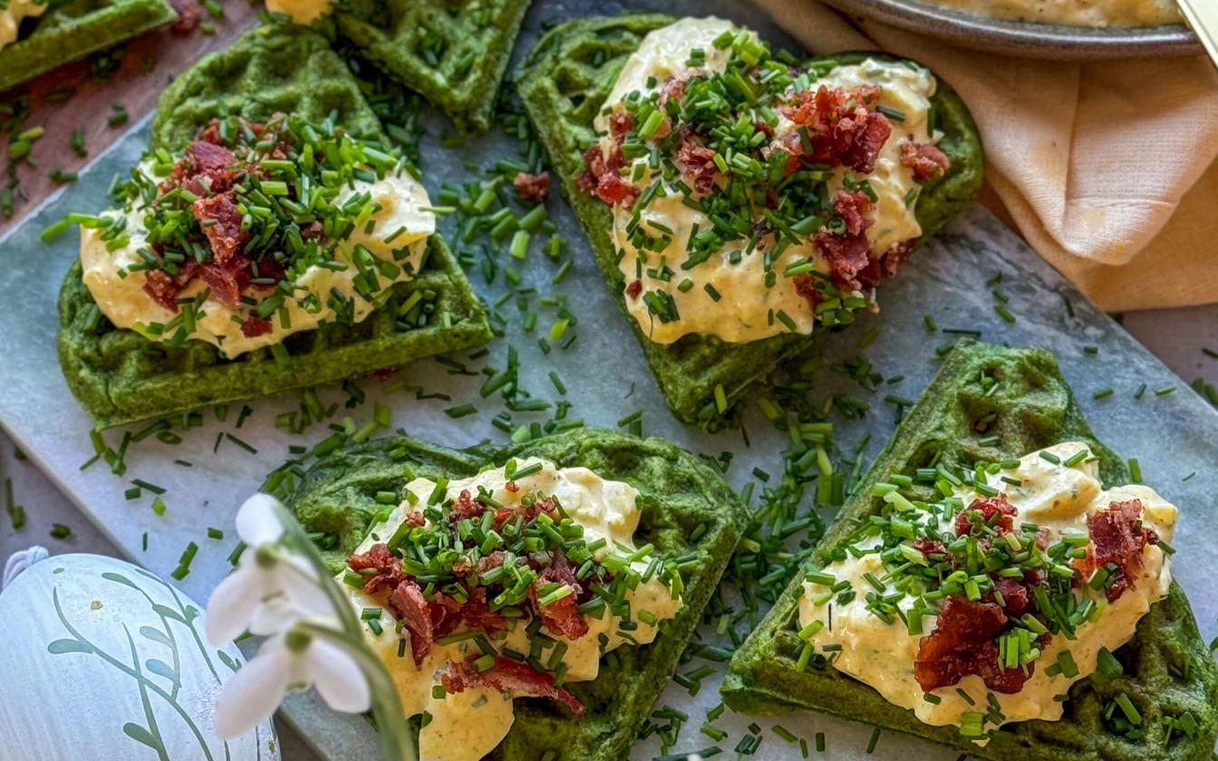 Æggesalat på spinatvafler
