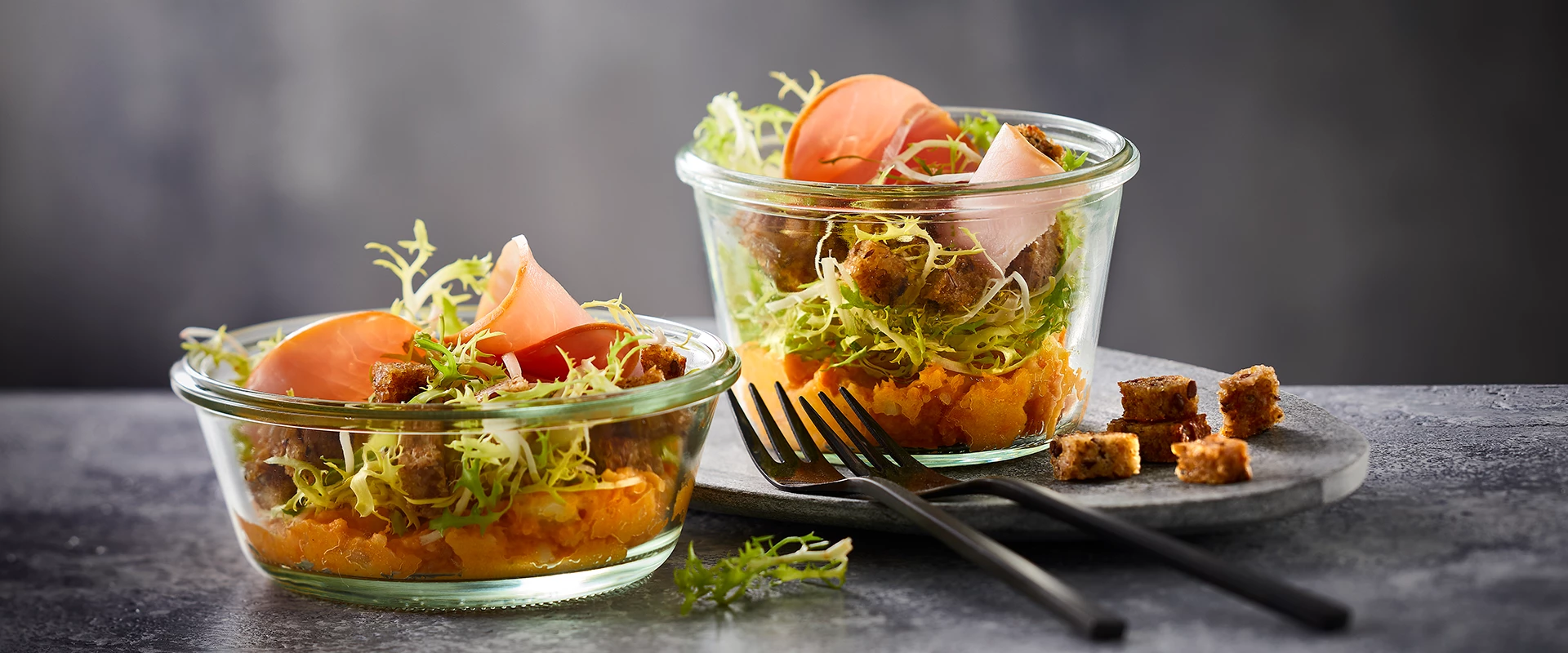 Gulerodsmos med hamburgerryg og salat