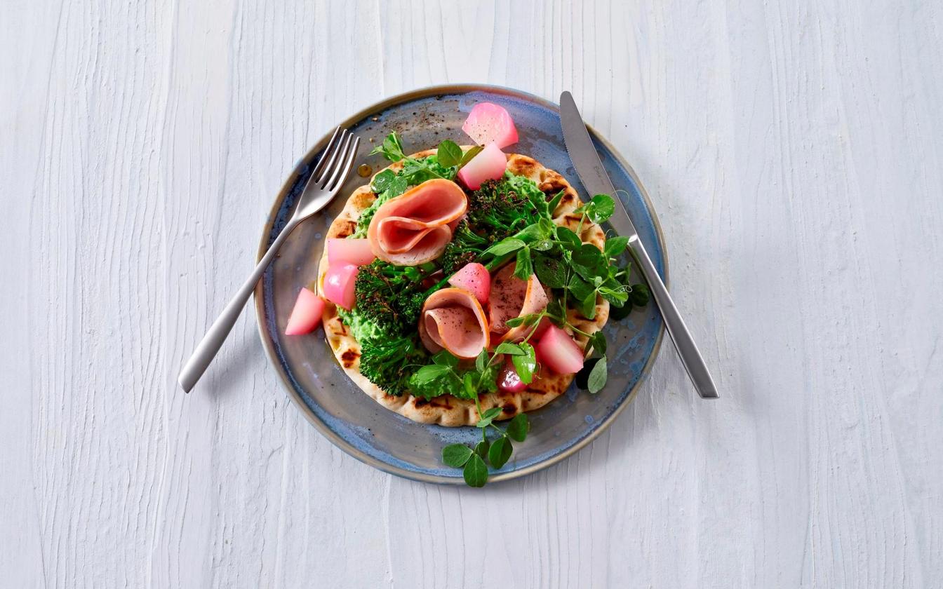 Fladbrød med hamburgerryg, ærtepuré og syltede majroer