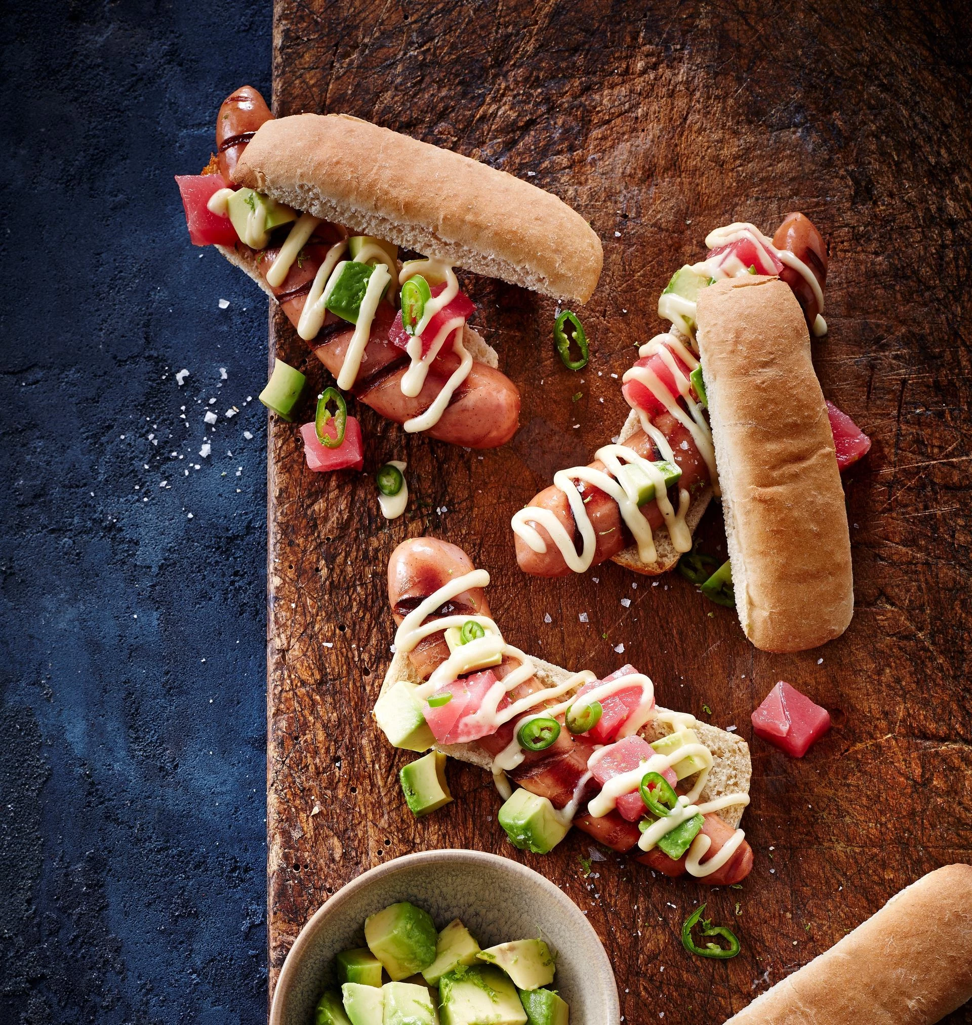 Hotdog med fersk tun og mayonnaise