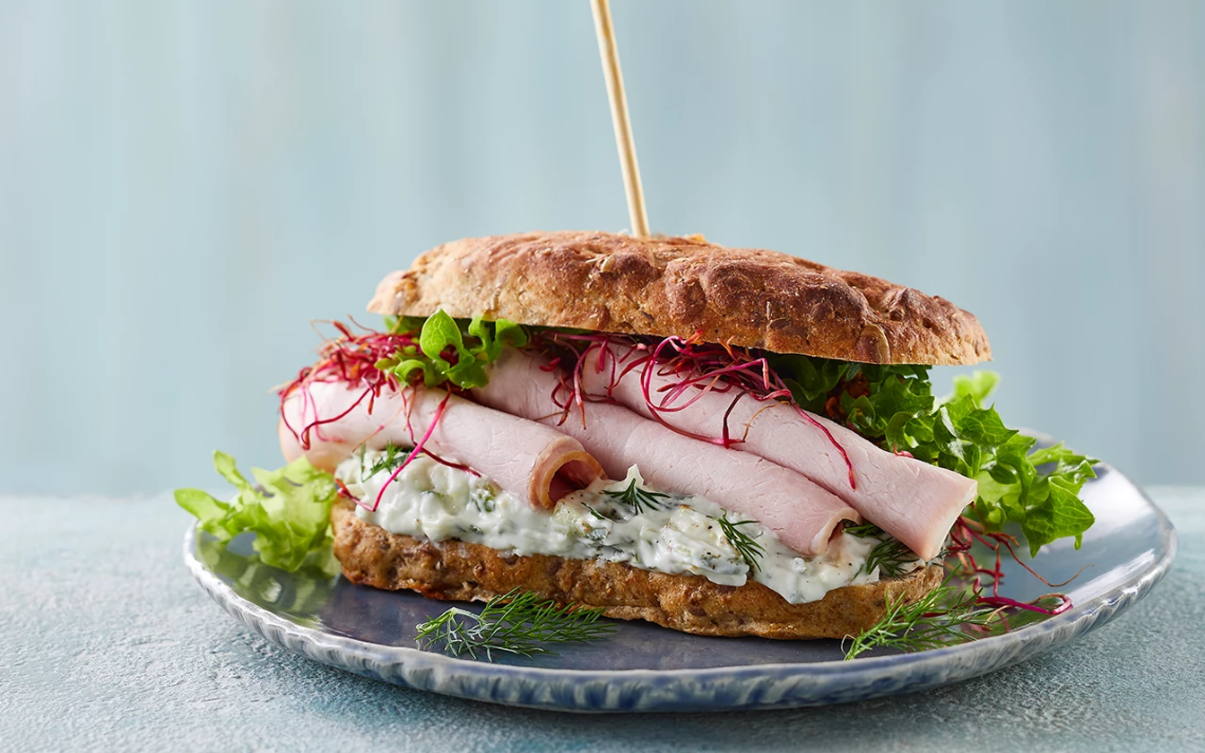 Rugbrødssandwichbolle med hamburgerryg og tzatziki