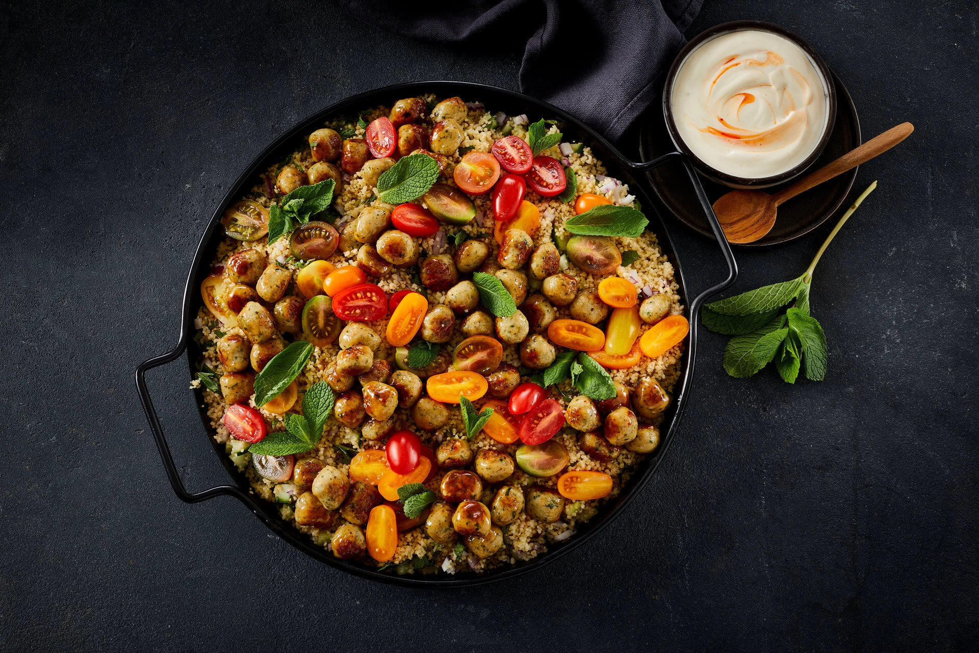 Couscoussalat med stegte kødboller