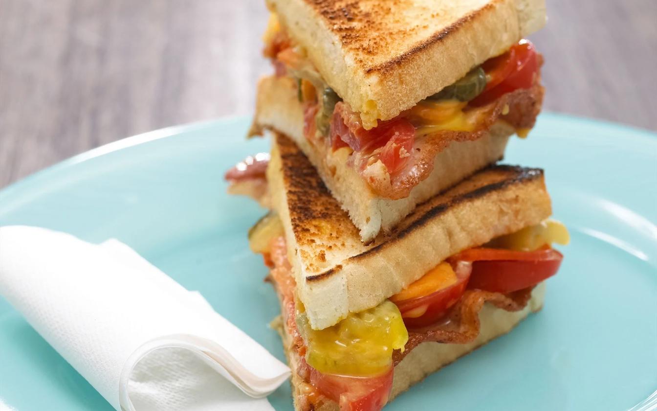 Sandwich med bacon og ost