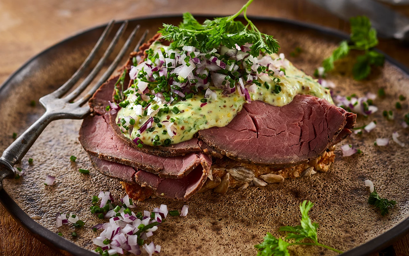 Smørrebrød med roastbeef og kapersmayo