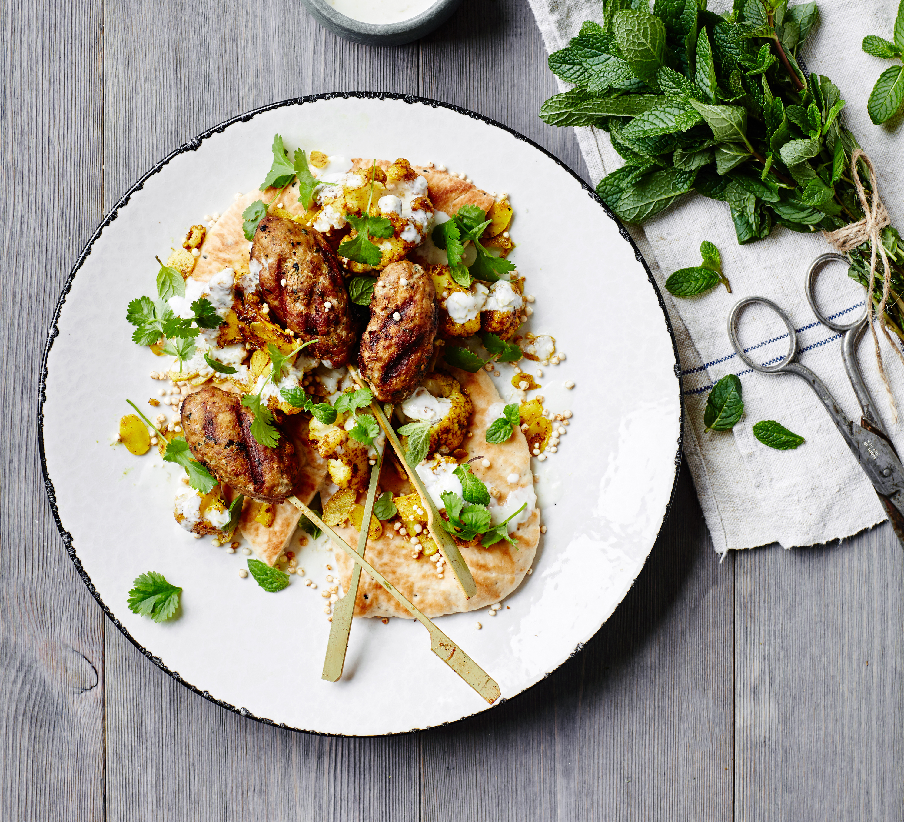 Grillspyd med naanbrød & karry-blomkål