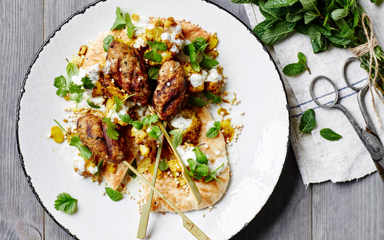 Grillspyd med naanbrød & karry-blomkål