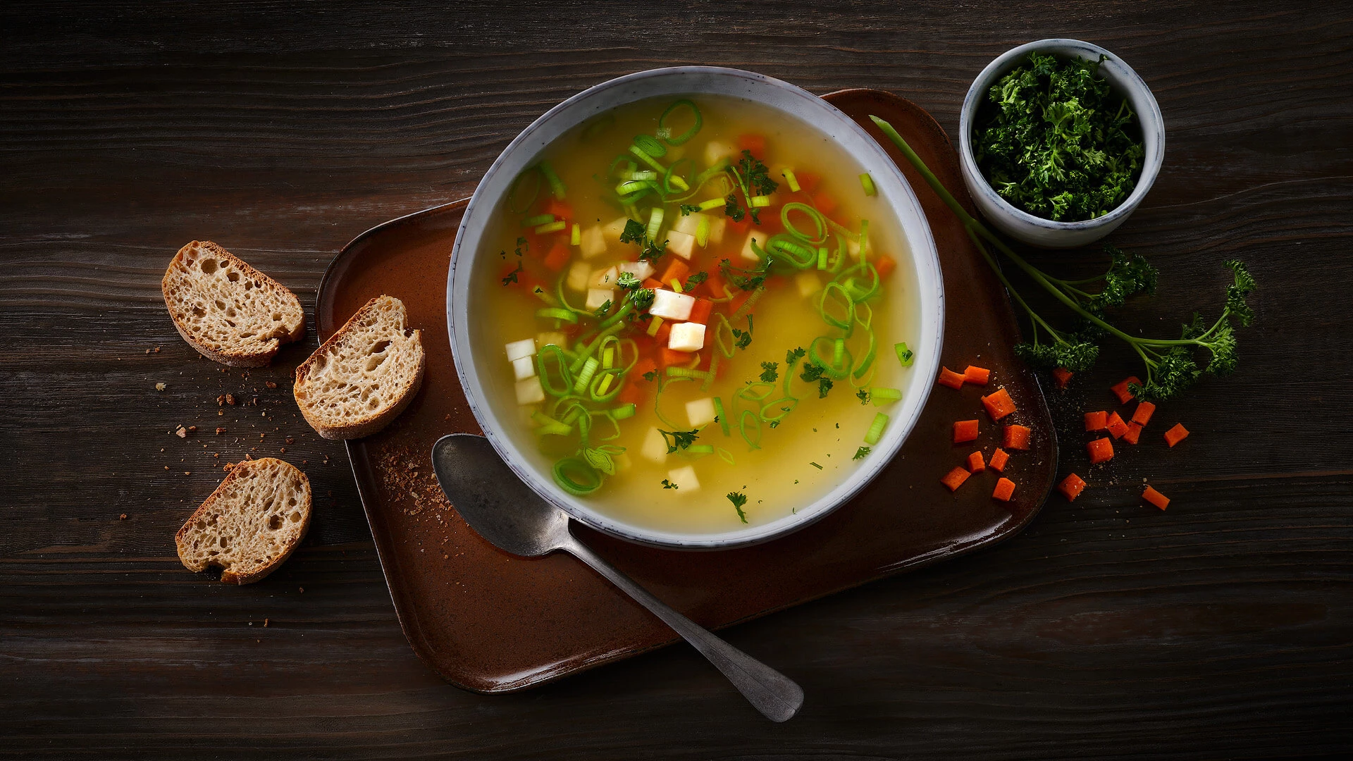 Gammeldags hønsekødssuppe med urter