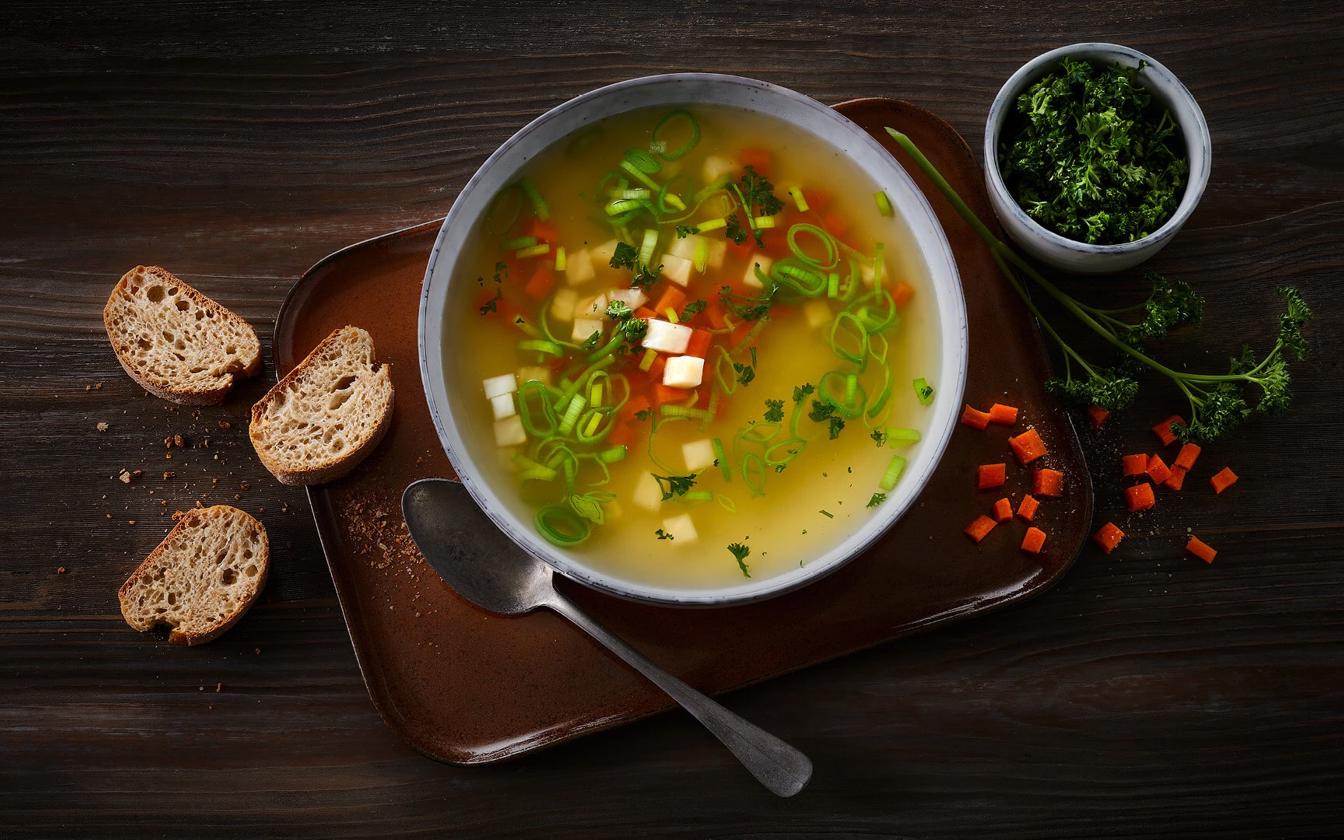 Gammeldags hønsekødssuppe med urter