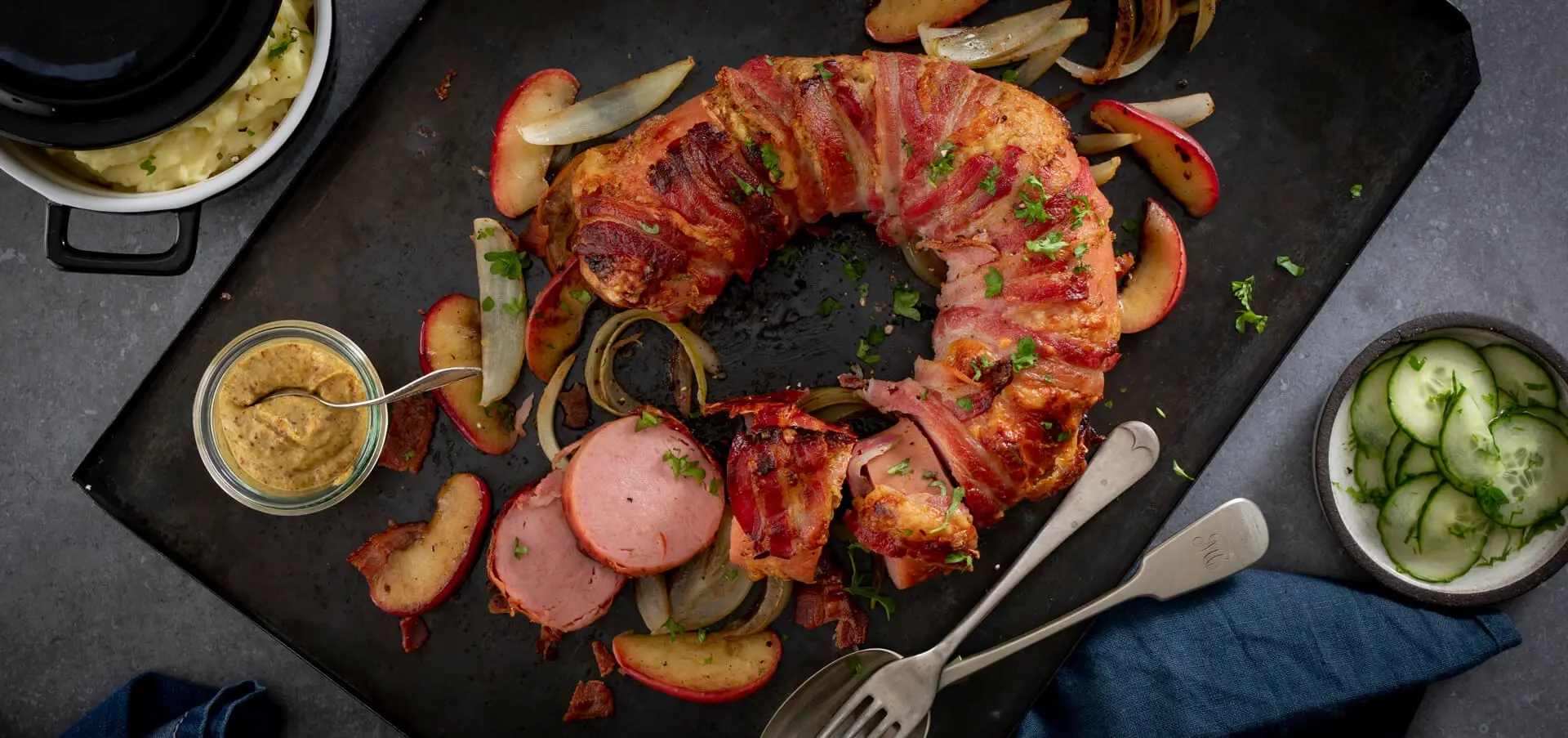 Falukorv i ugn med bacon