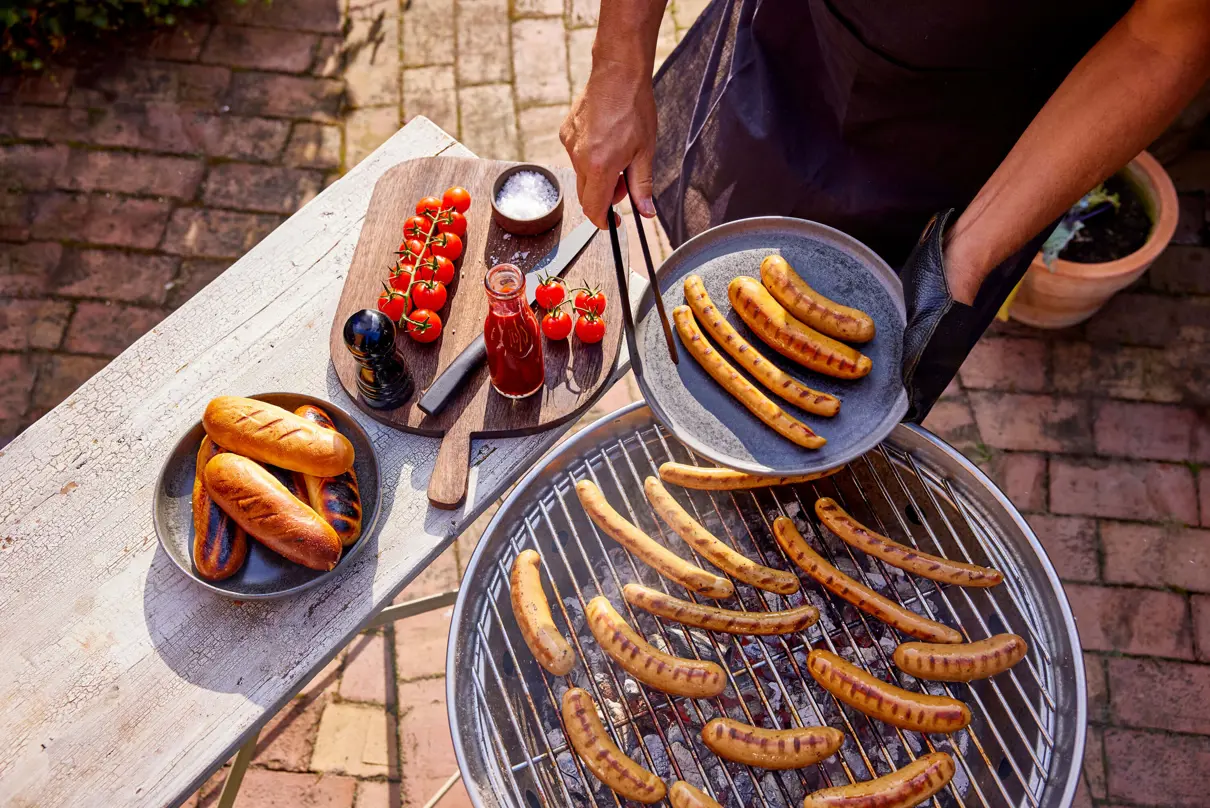 GØL pølser på grillen