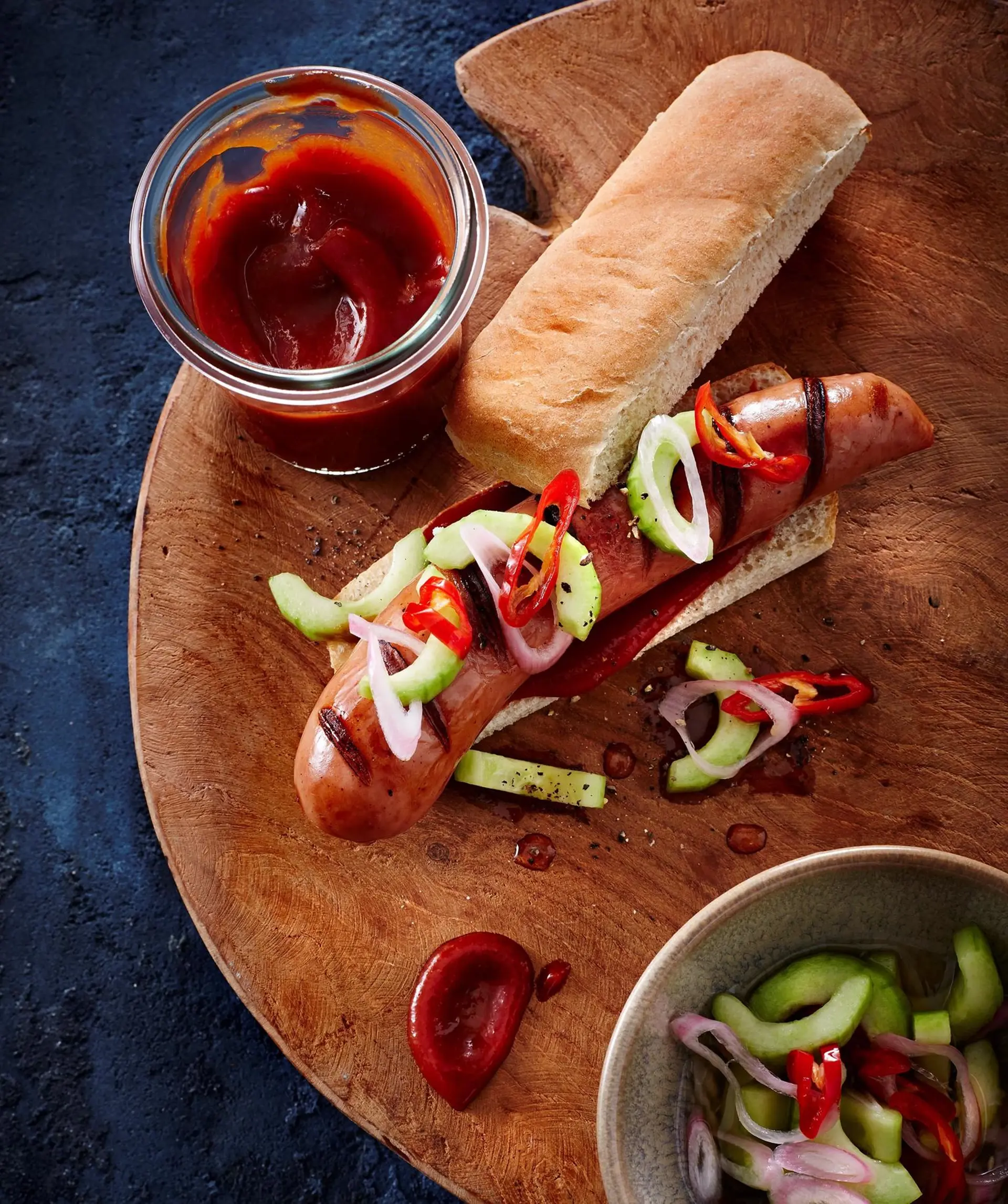 Asiatisk hotdog med spicy ketchup og hot pickles