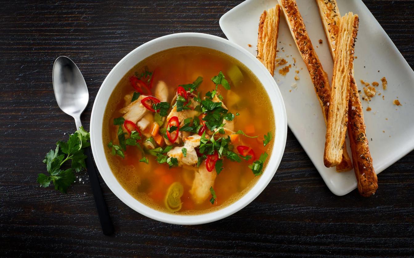 Hønsekødssuppe med kylling og frisk chili