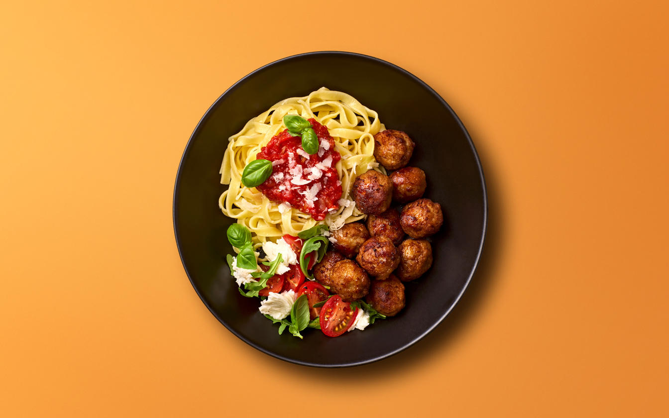 Pasta med meatballs og tomatsauce