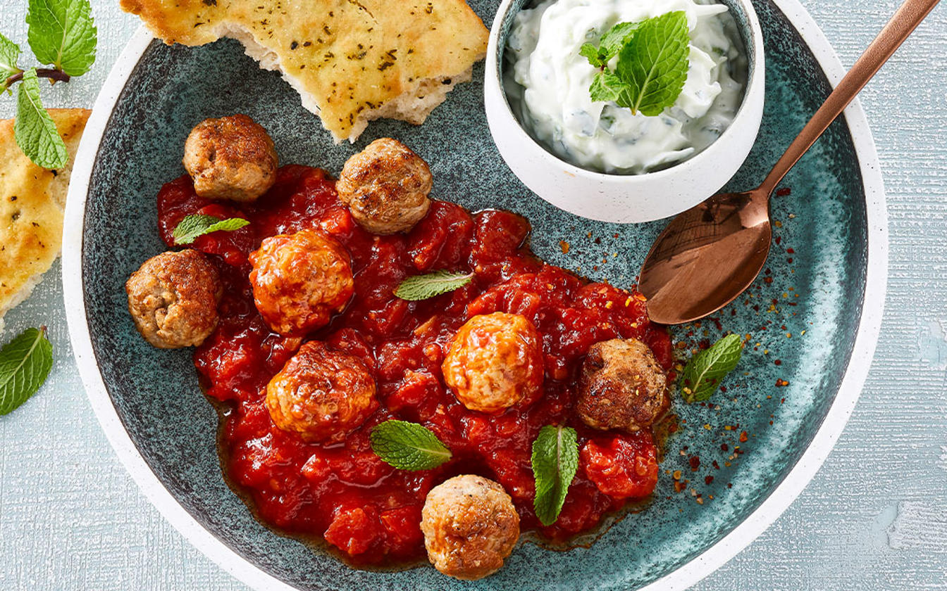 Krydrede kødboller i chunky tomatsauce