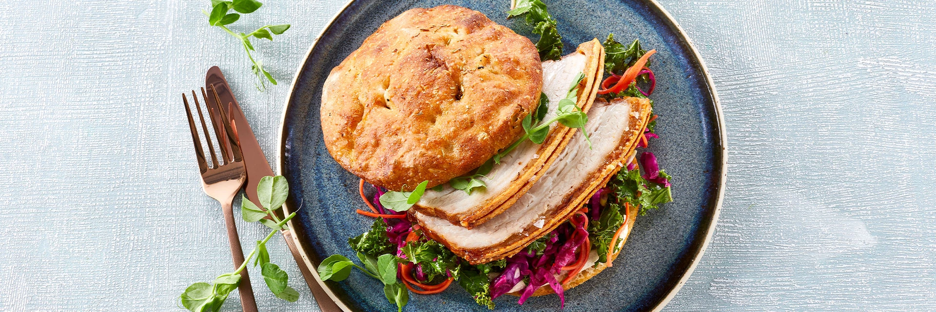 Ribbenssteg i fuldkornsburger med syltede grøntsager og tahin dressing