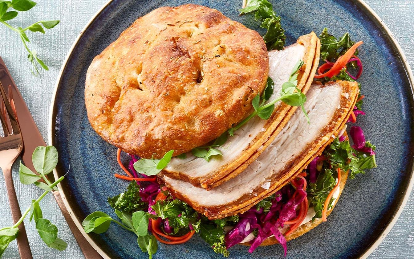 Ribbenssteg i fuldkornsburger med syltede grøntsager og tahin dressing