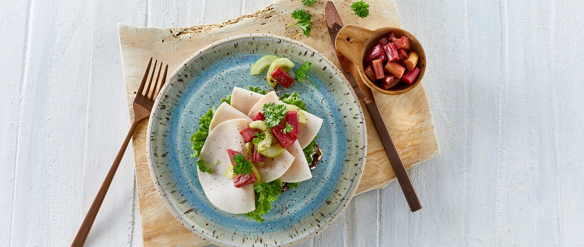 Rugbrød med kyllingebryst og hjemmesyltede agurker