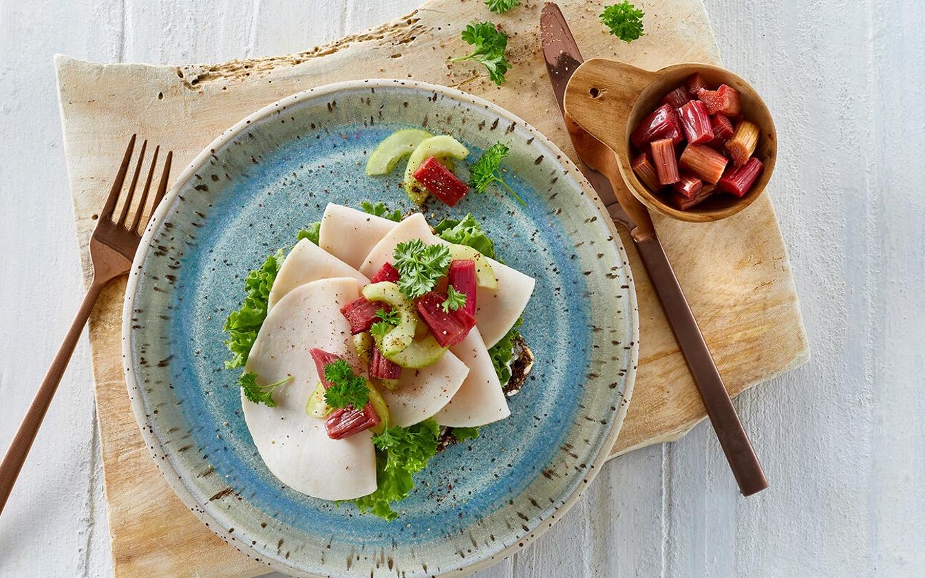 Rugbrød med kyllingebryst og hjemmesyltede agurker