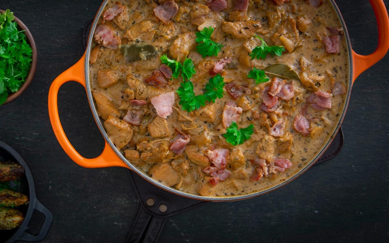 Kycklinggryta med bacon i fransk stil