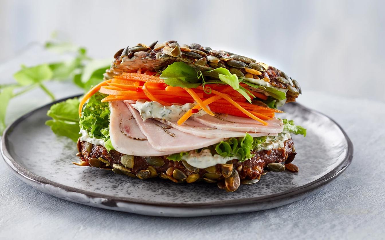 Rugbrød med rullepølse og syltede gulerødder