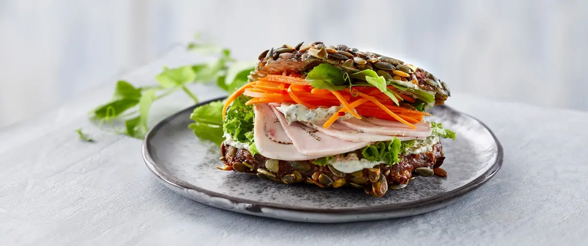 Rugbrød med rullepølse og syltede gulerødder - Danish Crown