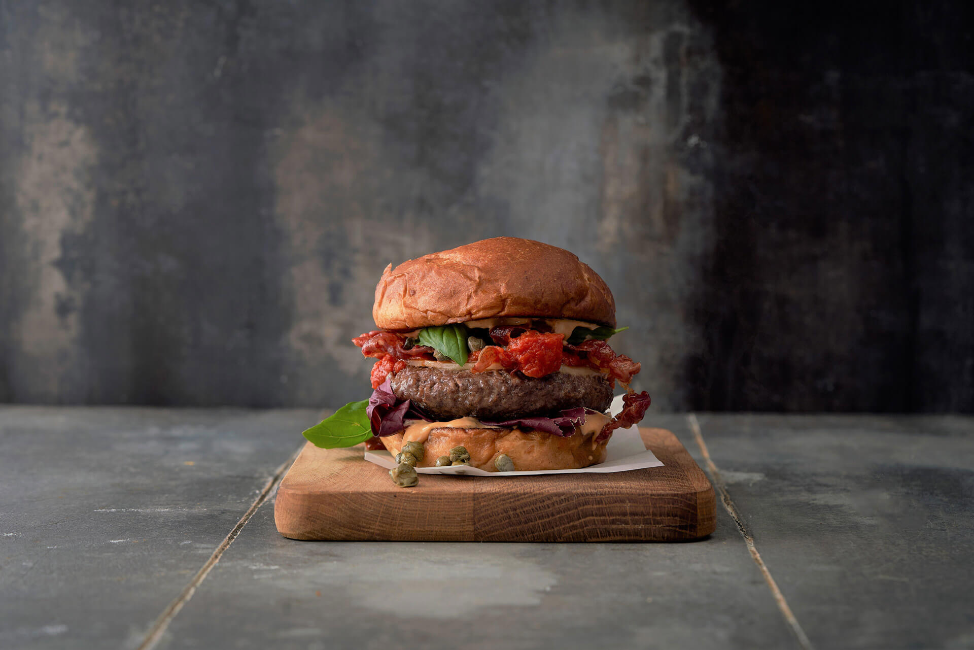 Burger BOOST mit Serrano-Schinken und Manchego