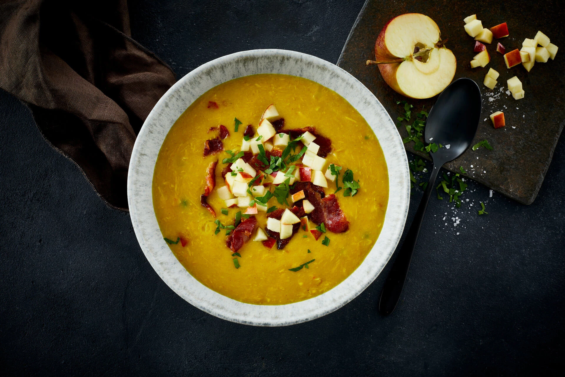 Karrysuppe med bacon og æbler