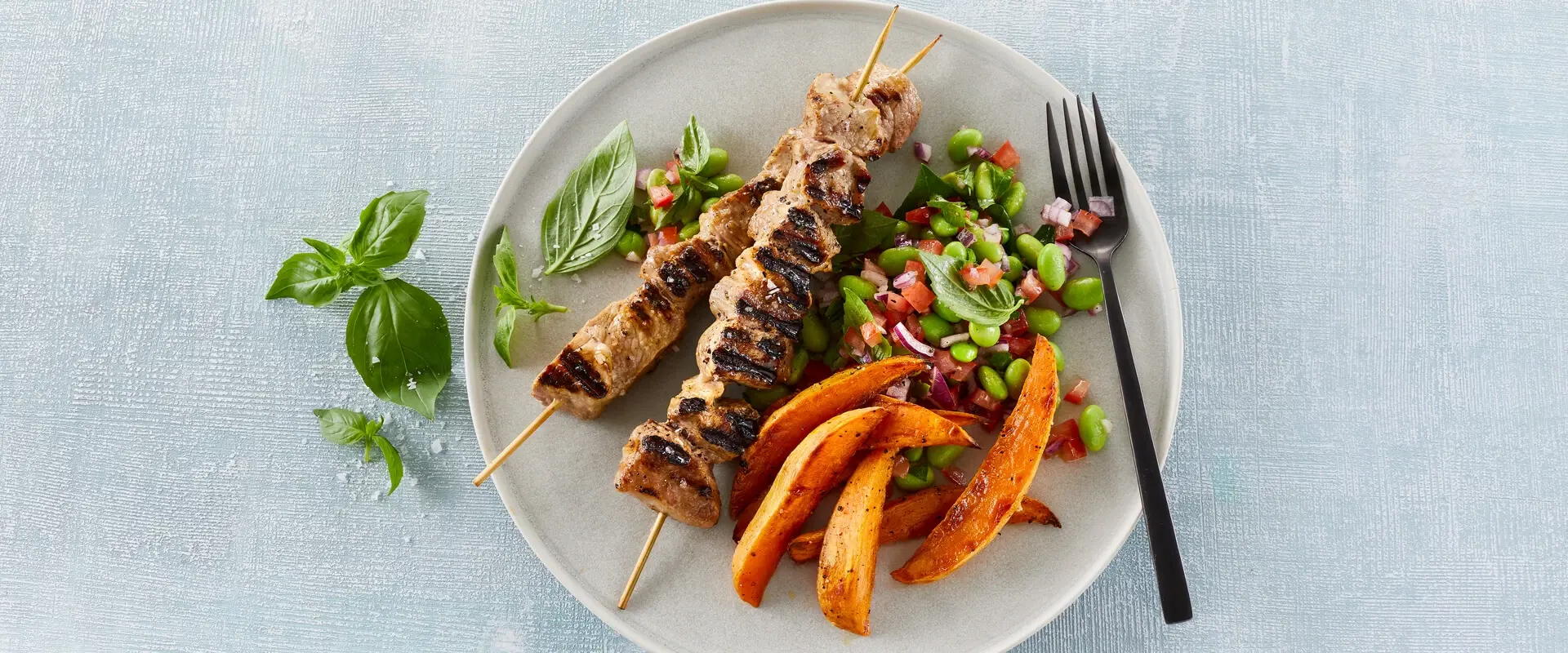 Grillspyd af nakkefilet samt salsa med edamamebønner