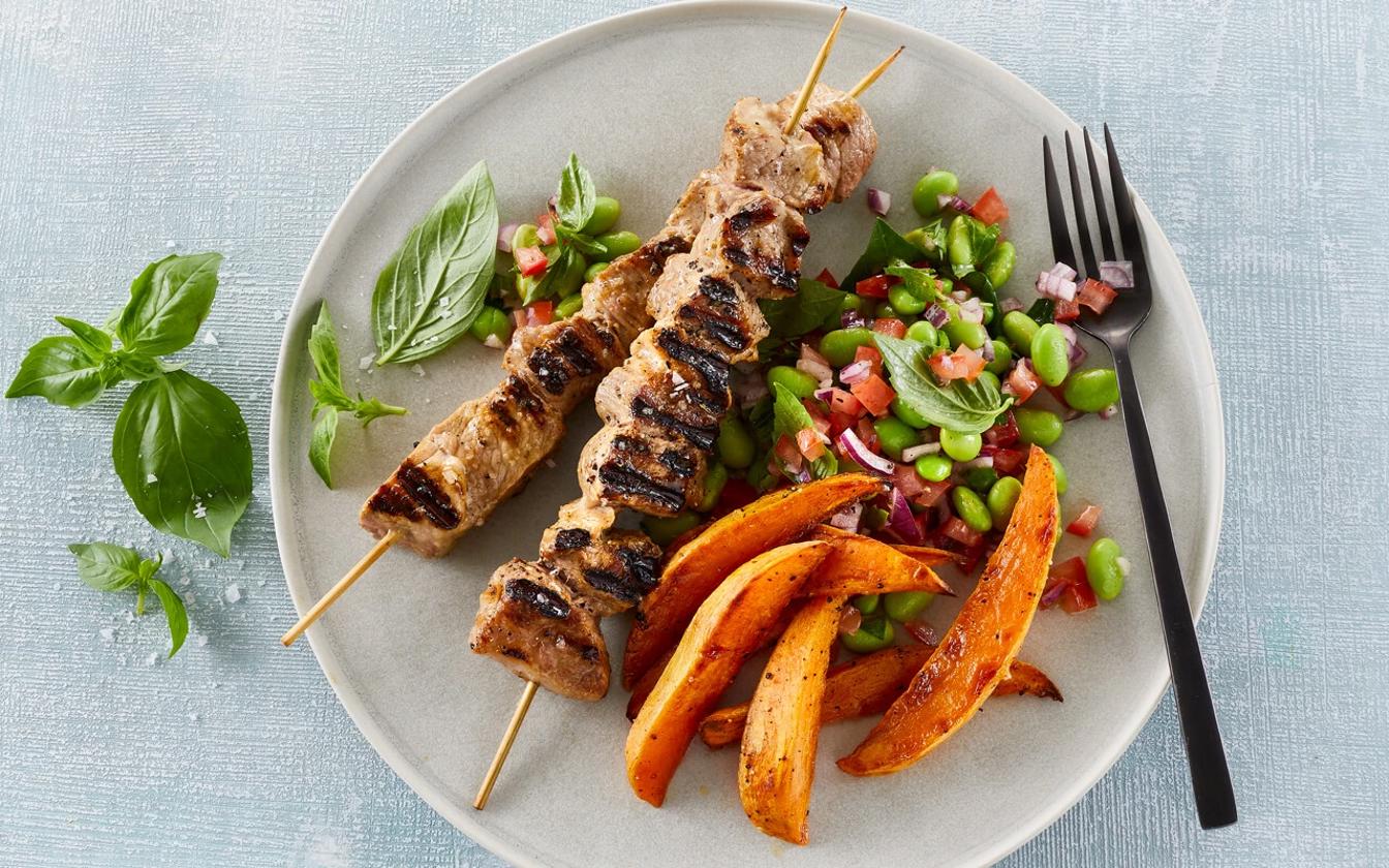 Grillspyd af nakkefilet samt salsa med edamamebønner