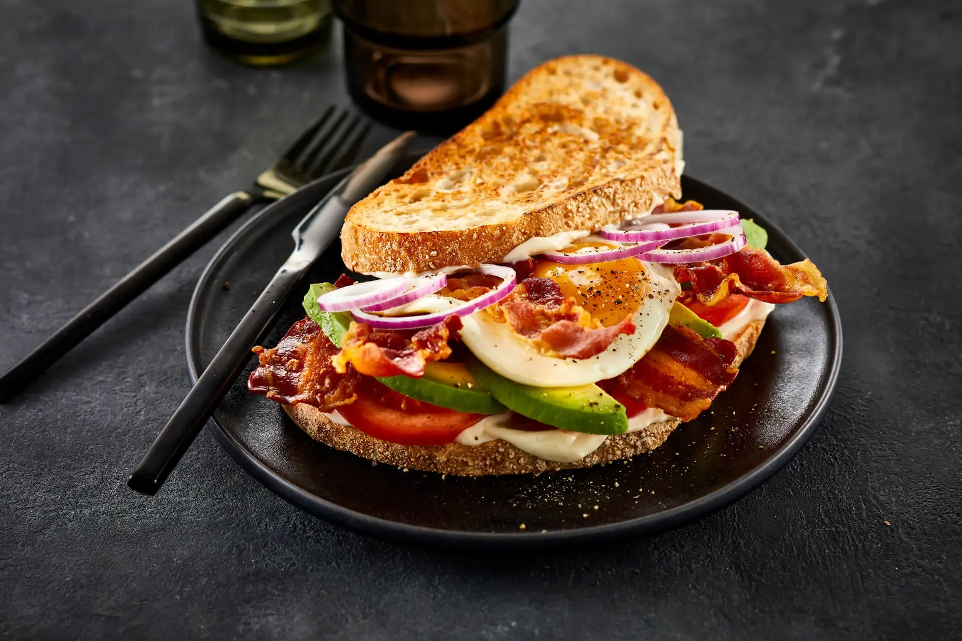 Avocadosandwich mit Spiegelei und Bacon