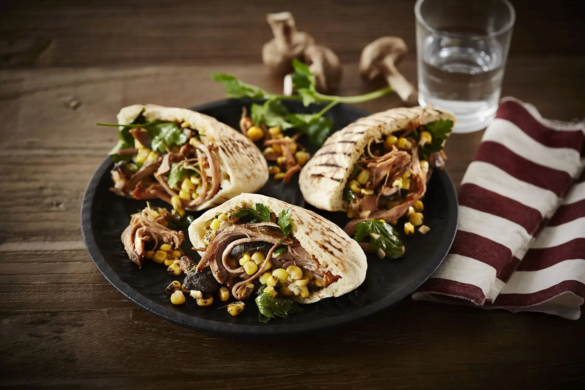 Pulled pork pita med tzatziki og frisk salat