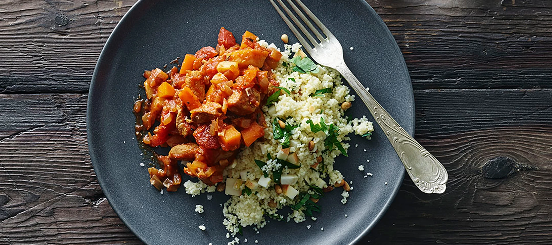 Minuttern og rodfrugter i tomatsovs med couscous