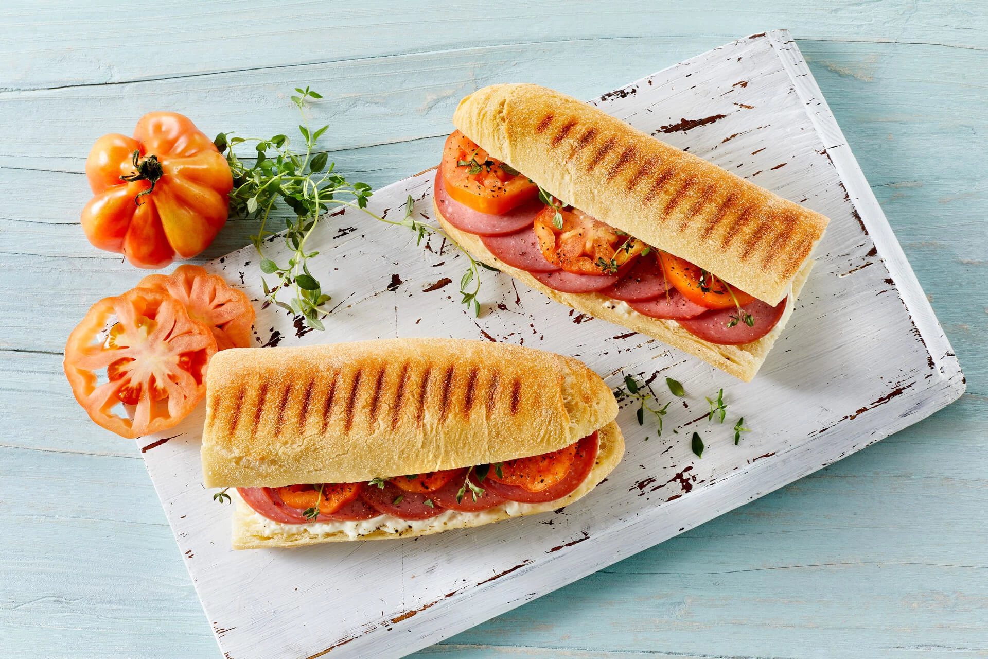 Panini med fetaostcreme, tomater og spegepølse